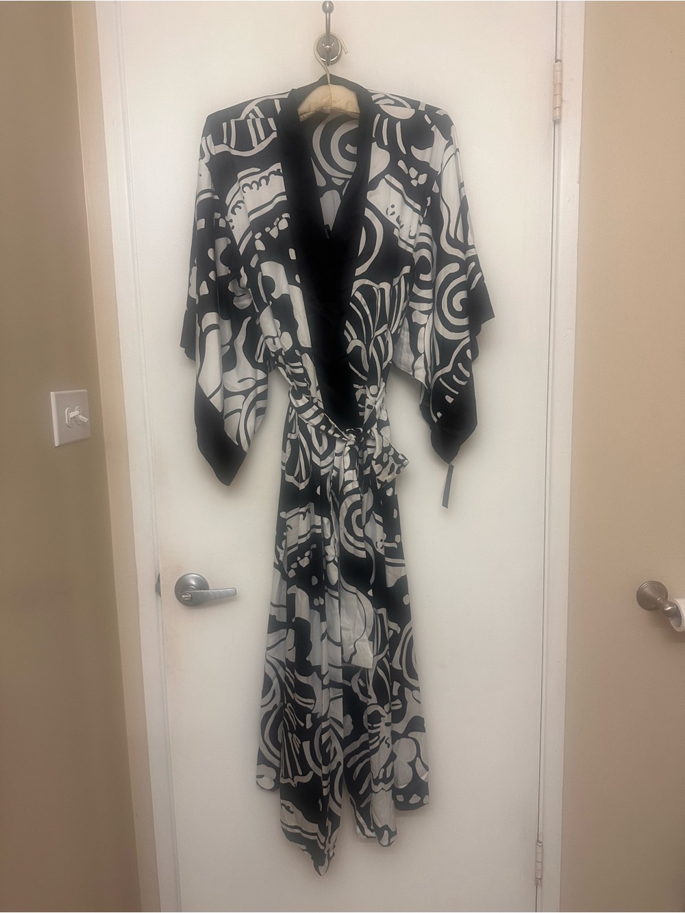 Natori Black and White Printed Long Nightgown and Long Sleeve Wrap Robe